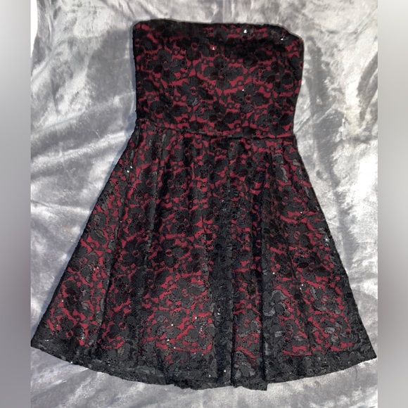 Red and black short strapless Lacey dress - Picture 1 of 1